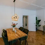 Boutique - Garden With Riveraccess *