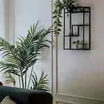 Boutique - Garden With Riveraccess