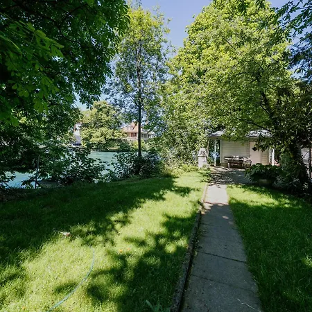 Boutique - Garden With Riveraccess *