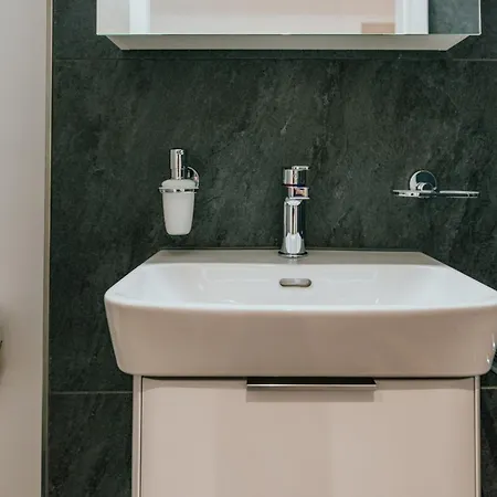 Boutique - Garden With Riveraccess *